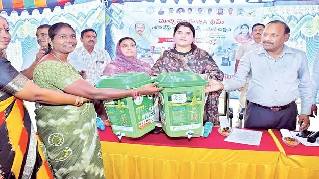 పారిశుధ్యానికి ప్రాధాన్యం : కలెక్టర్‌