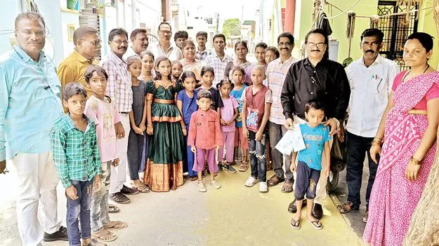 ప్రభుత్వ పాఠశాలల్లో చేర్పించాలి: డీఈవో