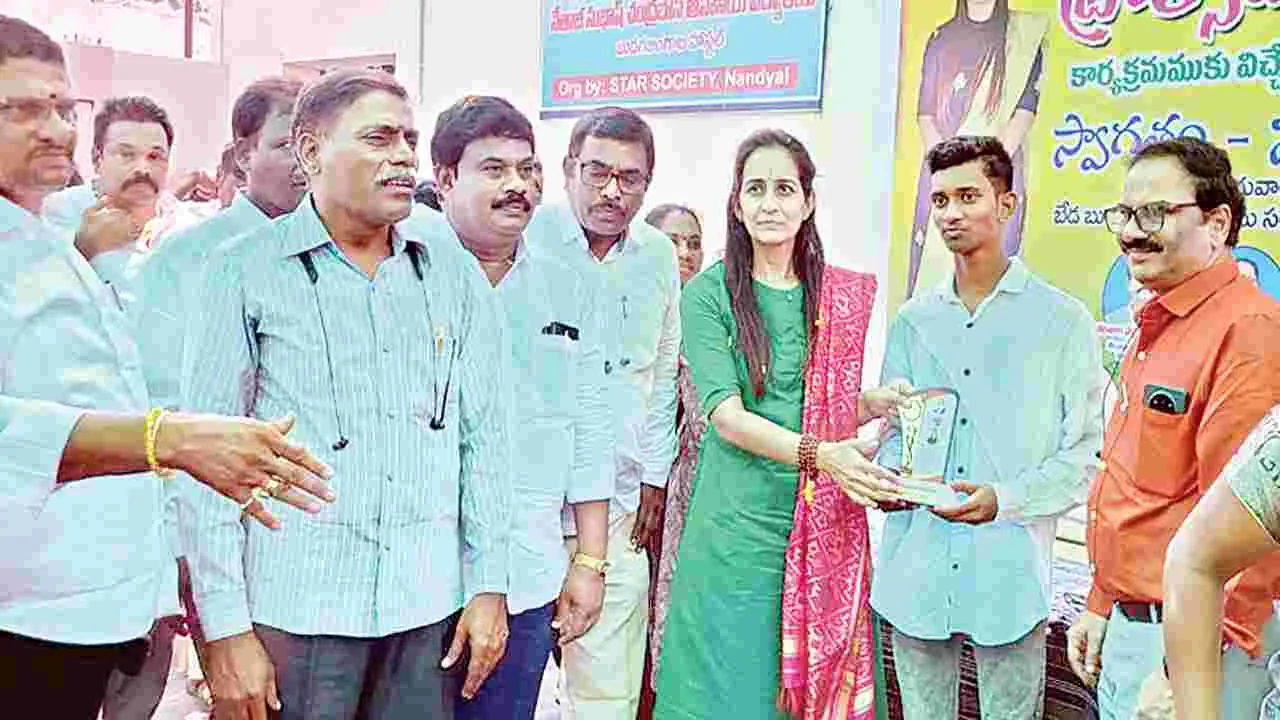 విద్యాభివృద్ధికి ప్రభుత్వం కృషి: ఎంపీ శబరి