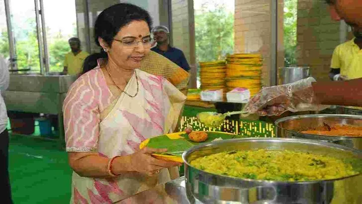రెండో రోజు.. కుప్పం పర్యటనలో నారా భువనేశ్వరి..