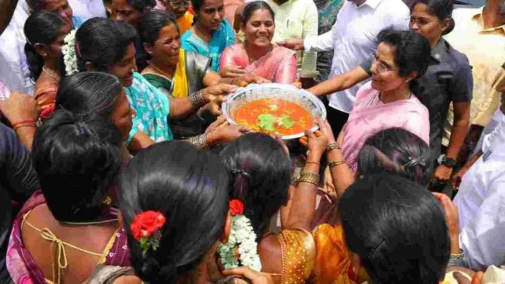 రెండో రోజు.. కుప్పం పర్యటనలో నారా భువనేశ్వరి..