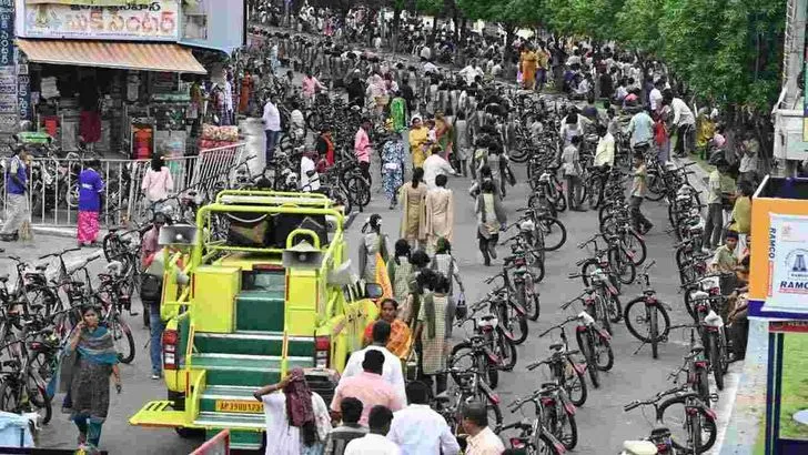 విద్యార్థులకు ఉచితంగా సైకిళ్లు పంపిణీ చేసిన మంత్రి నారాయణ