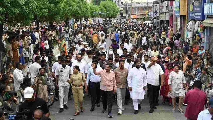విద్యార్థులకు ఉచితంగా సైకిళ్లు పంపిణీ చేసిన మంత్రి నారాయణ