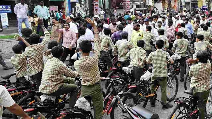విద్యార్థులకు ఉచితంగా సైకిళ్లు పంపిణీ చేసిన మంత్రి నారాయణ