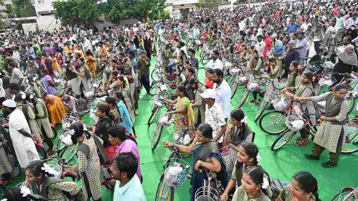 విద్యార్థులకు ఉచితంగా సైకిళ్లు పంపిణీ చేసిన మంత్రి నారాయణ