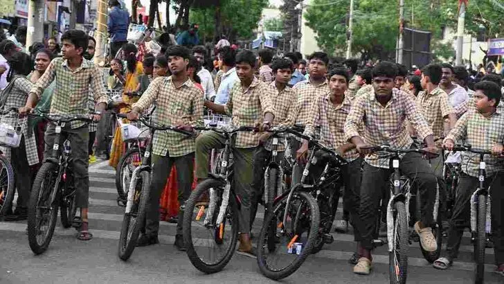 విద్యార్థులకు ఉచితంగా సైకిళ్లు పంపిణీ చేసిన మంత్రి నారాయణ
