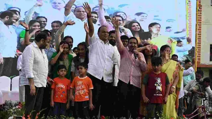 విద్యార్థులకు ఉచితంగా సైకిళ్లు పంపిణీ చేసిన మంత్రి నారాయణ