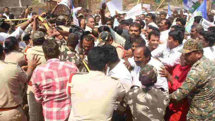  ఏపీ వ్యాప్తంగా ఏబీఎన్-ఆంధ్రజ్యోతి కార్యాలయాల వద్ద ఉద్రిక్త పరిస్థితులు