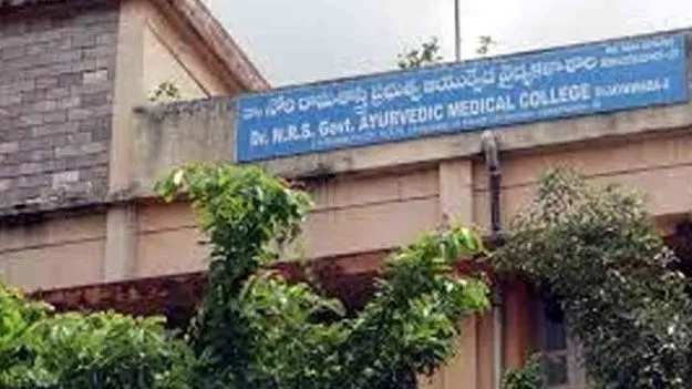 మెడికల్ కాలేజీ విద్యార్థినిలపై లైంగిక వేధింపులు.. ఉద్యోగులపై సస్పెన్షన్ వేటు..