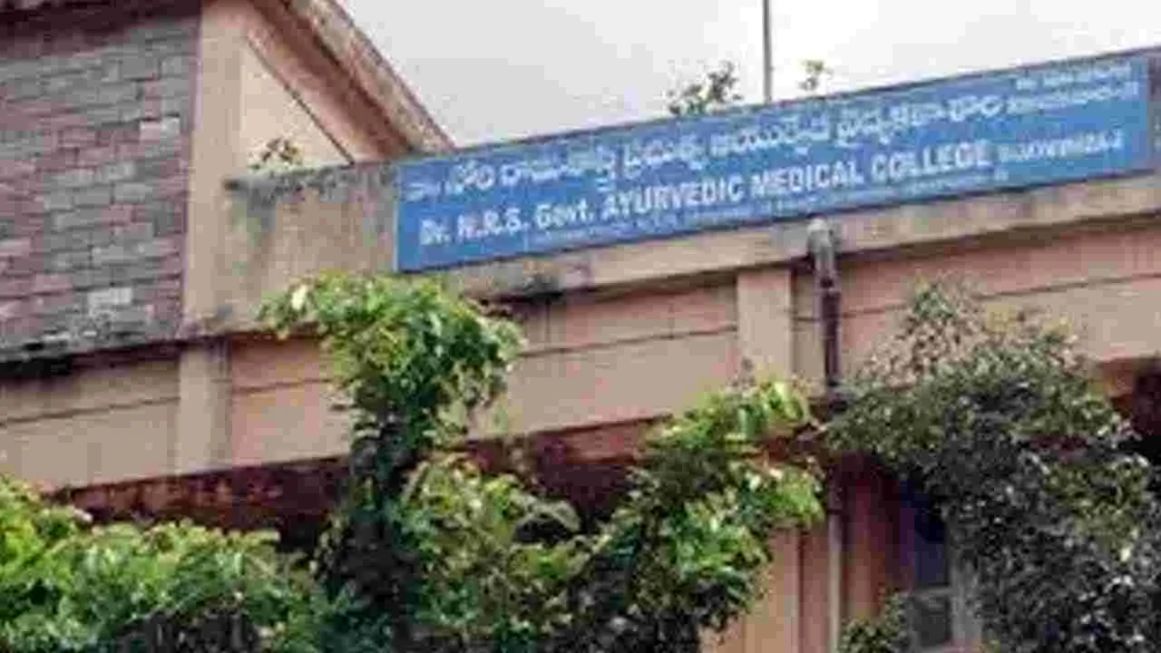 మెడికల్ కాలేజీ విద్యార్థినిలపై లైంగిక వేధింపులు.. ఉద్యోగులపై సస్పెన్షన్ వేటు..