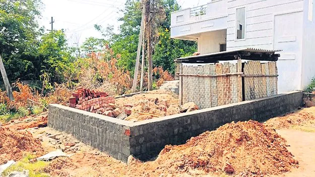 కబ్జా చేసి... ప్లాట్లు వేసి...అమ్మేసి