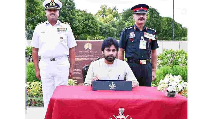 ఢిల్లీలో జాతీయ యుద్ధ స్మారక చిహ్నాన్ని సందర్శించిన పవన్ కల్యాణ్