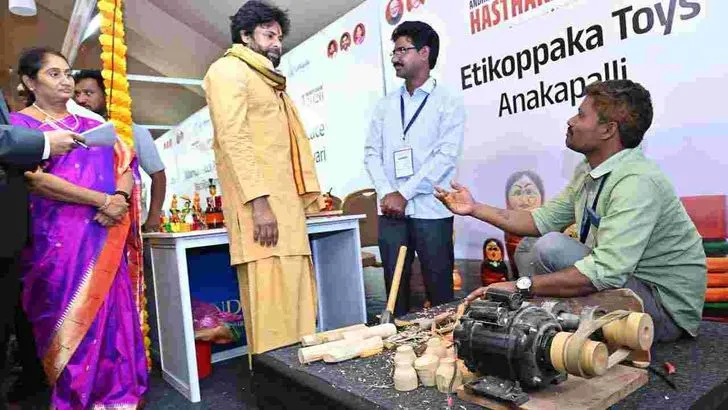  విజయవాడలో హస్తకళల ఉత్సవాన్ని ప్రారంభించిన పవన్ కల్యాణ్