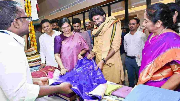  విజయవాడలో హస్తకళల ఉత్సవాన్ని ప్రారంభించిన పవన్ కల్యాణ్