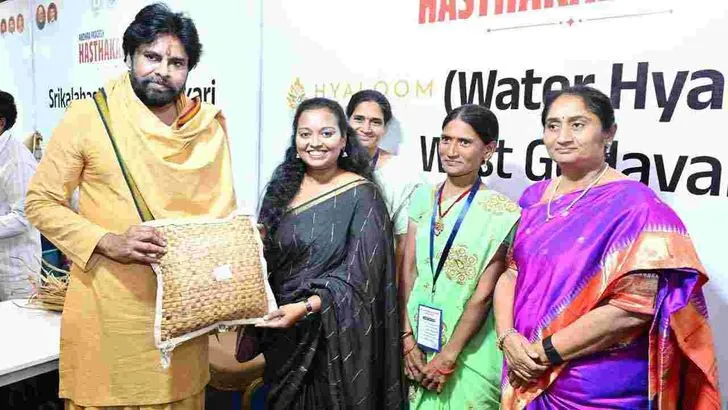  విజయవాడలో హస్తకళల ఉత్సవాన్ని ప్రారంభించిన పవన్ కల్యాణ్