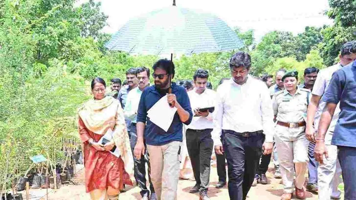 రాజానగరంలో అటవీశాఖ ప్రాంతీయ పరిశోధన కేంద్రాన్ని పరిశీలించిన పవన్ కల్యాణ్
