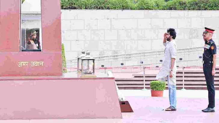 ఢిల్లీలో జాతీయ యుద్ధ స్మారక చిహ్నాన్ని సందర్శించిన పవన్ కల్యాణ్
