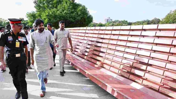 ఢిల్లీలో జాతీయ యుద్ధ స్మారక చిహ్నాన్ని సందర్శించిన పవన్ కల్యాణ్
