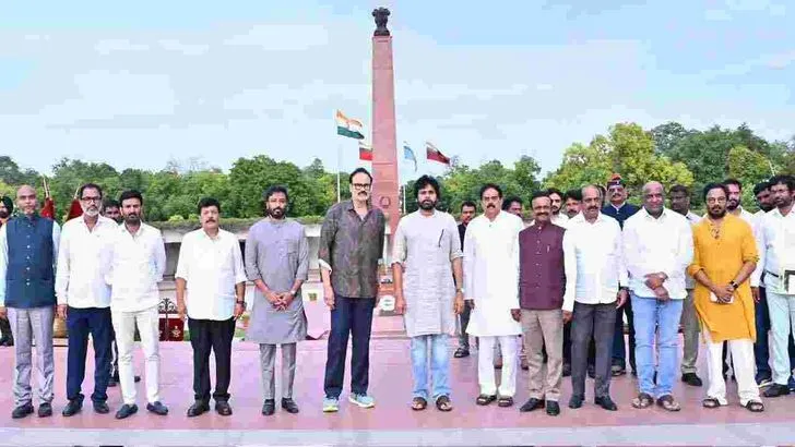 ఢిల్లీలో జాతీయ యుద్ధ స్మారక చిహ్నాన్ని సందర్శించిన పవన్ కల్యాణ్