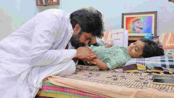 హనుమకొండలో అభిమాని  నిరంజన్ ఇంటికి వెళ్లిన పవన్ కల్యాణ్..
