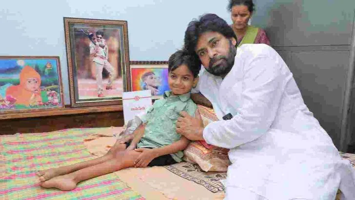 హనుమకొండలో అభిమాని  నిరంజన్ ఇంటికి వెళ్లిన పవన్ కల్యాణ్..