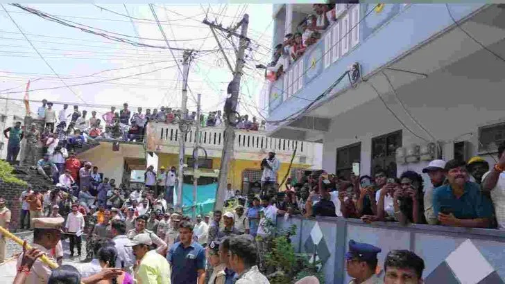 హనుమకొండలో అభిమాని  నిరంజన్ ఇంటికి వెళ్లిన పవన్ కల్యాణ్..