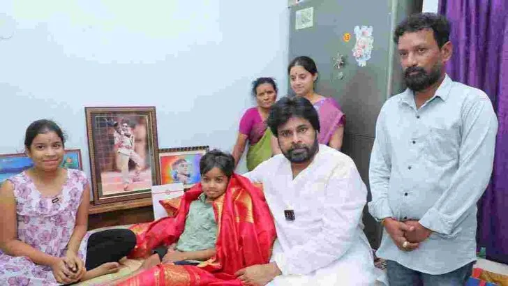 హనుమకొండలో అభిమాని  నిరంజన్ ఇంటికి వెళ్లిన పవన్ కల్యాణ్..