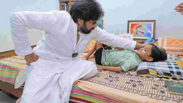 హనుమకొండలో అభిమాని  నిరంజన్ ఇంటికి వెళ్లిన పవన్ కల్యాణ్..