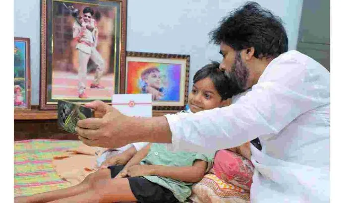 హనుమకొండలో అభిమాని  నిరంజన్ ఇంటికి వెళ్లిన పవన్ కల్యాణ్..