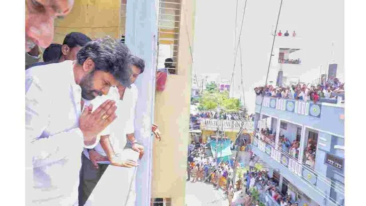 హనుమకొండలో అభిమాని  నిరంజన్ ఇంటికి వెళ్లిన పవన్ కల్యాణ్..