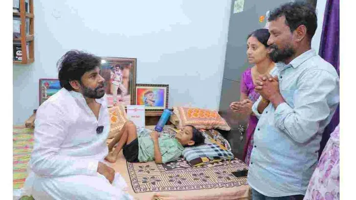 హనుమకొండలో అభిమాని  నిరంజన్ ఇంటికి వెళ్లిన పవన్ కల్యాణ్..