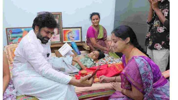 హనుమకొండలో అభిమాని  నిరంజన్ ఇంటికి వెళ్లిన పవన్ కల్యాణ్..