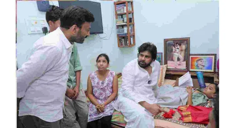 హనుమకొండలో అభిమాని  నిరంజన్ ఇంటికి వెళ్లిన పవన్ కల్యాణ్..