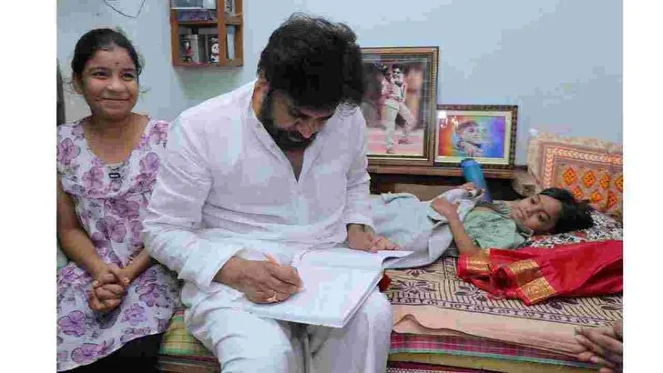హనుమకొండలో అభిమాని  నిరంజన్ ఇంటికి వెళ్లిన పవన్ కల్యాణ్..