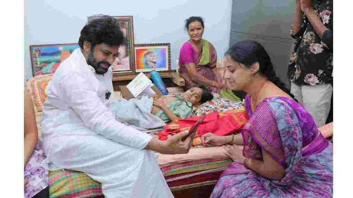 హనుమకొండలో అభిమాని  నిరంజన్ ఇంటికి వెళ్లిన పవన్ కల్యాణ్..