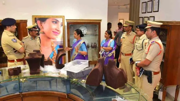పీఎంజే బంగారం షాపు దోపిడీ.. మరో ఇద్దరు దొంగలు అరెస్ట్