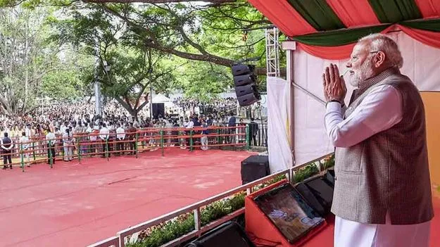 మోదీ పర్యటనలో భద్రతా లోపం..ఆరుగురు పోలీసుల సస్పెన్షన్