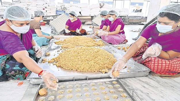 అనర్హులకు ప్రసాదాల కాంట్రాక్టు!