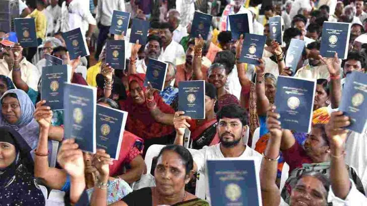 నంద్యాల జిల్లాలో పాస్ పుస్తకాలు పంపిణీ చేసిన సీఎం చంద్రబాబు