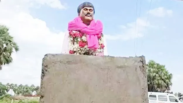 వరంగల్ జిల్లాలో ఉద్రిక్తత.. పెద్ది సుదర్శన్ రెడ్డి విగ్రహాన్ని తొలగించిన అధికారులు