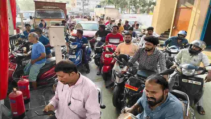 పెట్రోల్ కోసం.. వాహనదారుల కష్టాలు