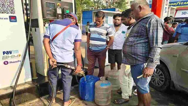 పెట్రోల్ కోసం.. వాహనదారుల కష్టాలు