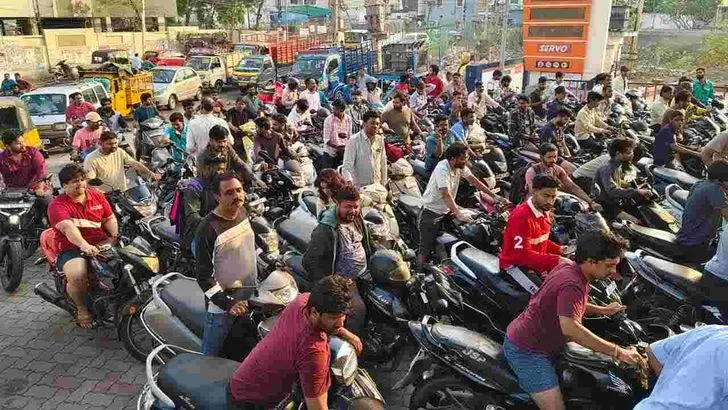 పెట్రోల్ కోసం.. వాహనదారుల కష్టాలు