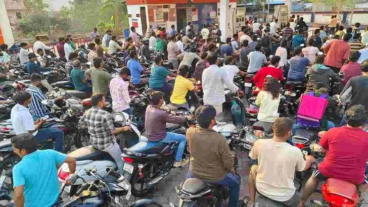 పెట్రోల్ కోసం.. వాహనదారుల కష్టాలు