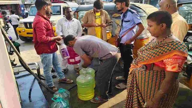పెట్రోల్ కోసం.. వాహనదారుల కష్టాలు