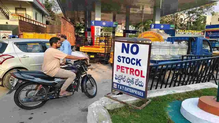 పెట్రోల్ కోసం.. వాహనదారుల కష్టాలు