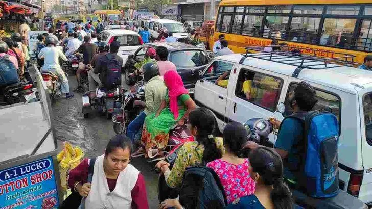 పెట్రోల్ కోసం.. వాహనదారుల కష్టాలు