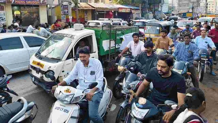 పెట్రోల్ కోసం.. వాహనదారుల కష్టాలు