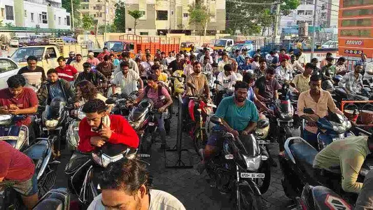 పెట్రోల్ కోసం.. వాహనదారుల కష్టాలు