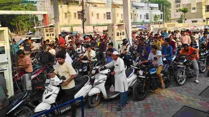 పెట్రోల్ కోసం.. వాహనదారుల కష్టాలు